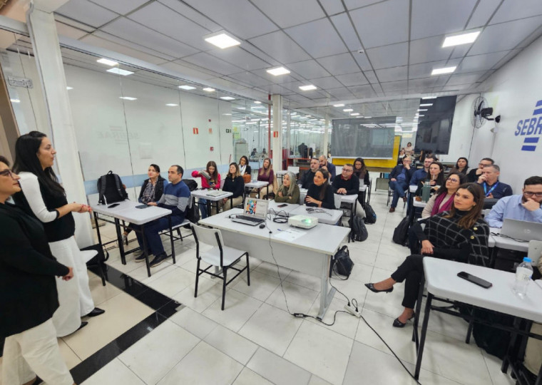 Entidade oferece cursos para a capacitação dos empreendedores que ocupam as bancas no centro comercial