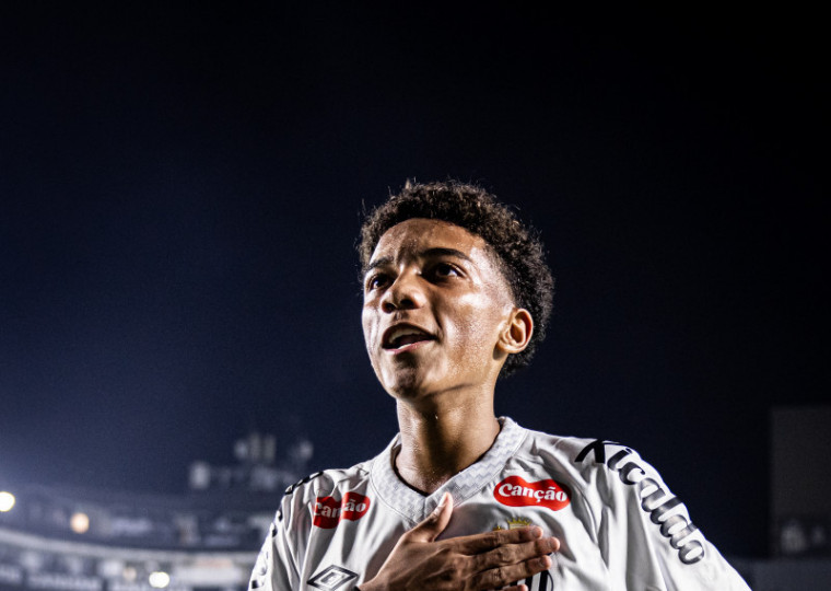 A promessa do Santos tem 17 anos e mostrou personalidade ao ser acionada na partida pelo técnico Cleber Xavier