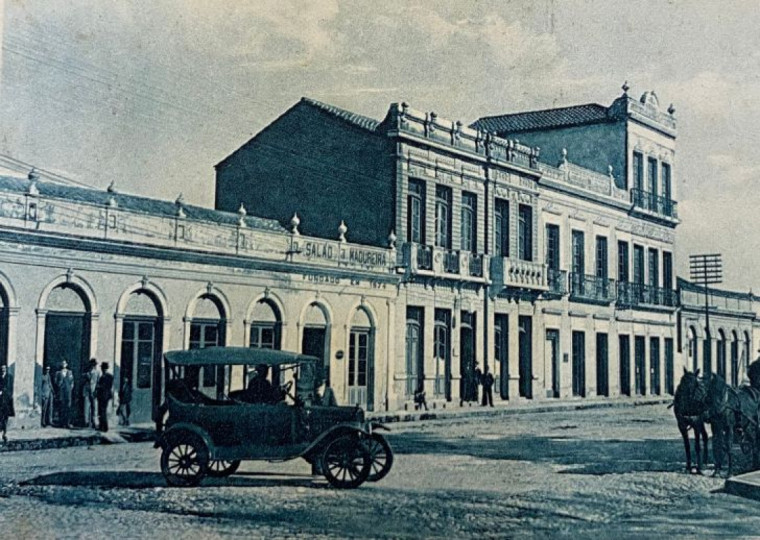 Presença de automóveis na cidade, em 1904, foi um dos primeiros marcadores de progresso e evolução social