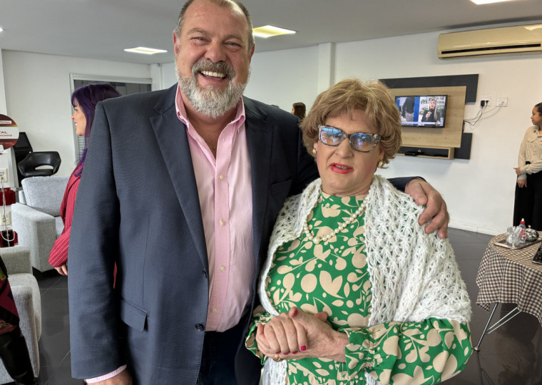 Jefferson Fürstenau recebeu na sede da Kia Sun Motors esta semana, para um café colonial selando o apoio cultural ao espetáculo 