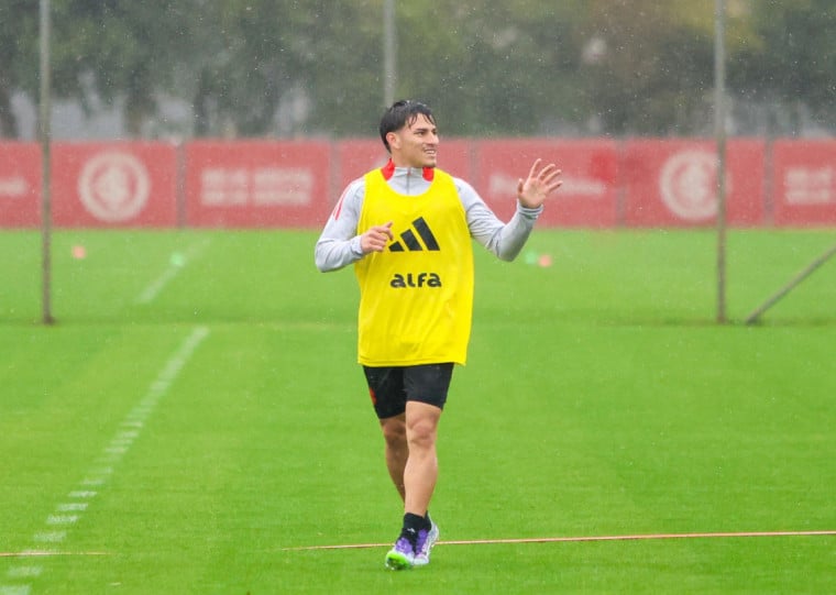 Bernabei retorna à lateral-esquerda após lesão muscular na coxa esquerda