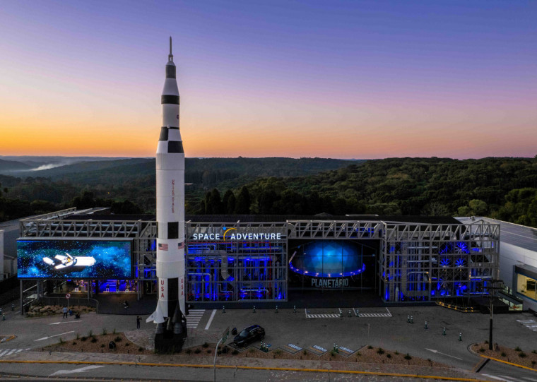 Entre os itens, há uma autêntica pedra lunar, que faz parte do acervo de Charles Duke, um dos comandantes em terra da Apollo 11