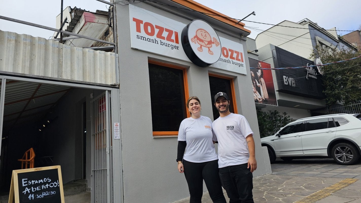 Heitor Am&eacute;rico e Marina Wisniewski s&atilde;o os nomes &agrave; frente da Tozzi Smash Burger, especializada em smashburger | DENER PEDRO/ESPECIAL/JC