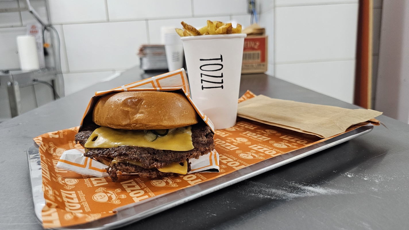 O smash clássico duplo é o carro-chefe da casa, com 180 gramas de carne | DENER PEDRO/ESPECIAL/JC