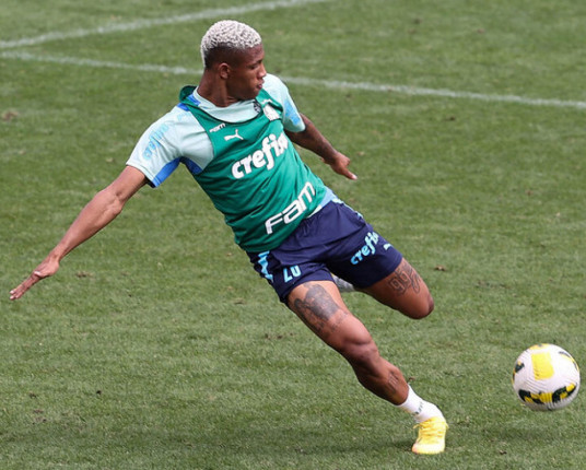 Danilo, ex-Palmeiras, deixa a Inglaterra e é anunciado como novo reforço do Botafogo