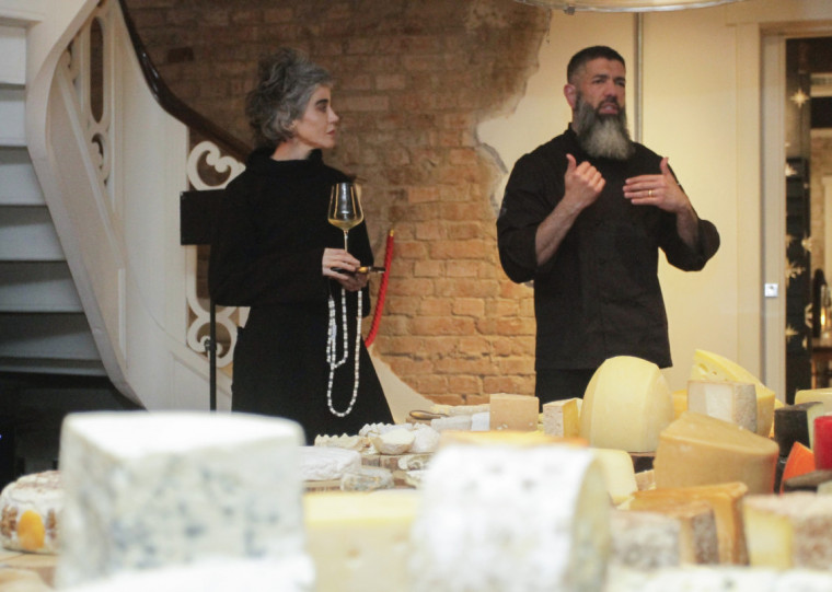 Kely Bavaresco e Cristian Silva durante a explanação das qualidades dos queijos concorrentes