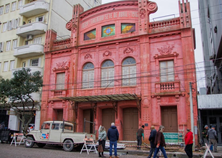 Fachada do Theatro Sete de Abril, em Pelotas, teve tapumes retirados no fim de junho; reabertura 