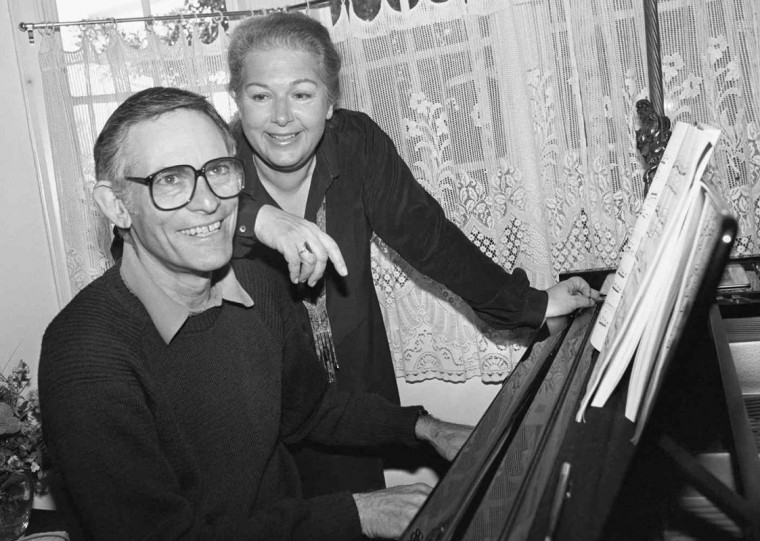 Ao lado da esposa Marilyn, Alan Bergman escreveu mais de 300 canções e conquistou Oscar, Grammy e Emmy