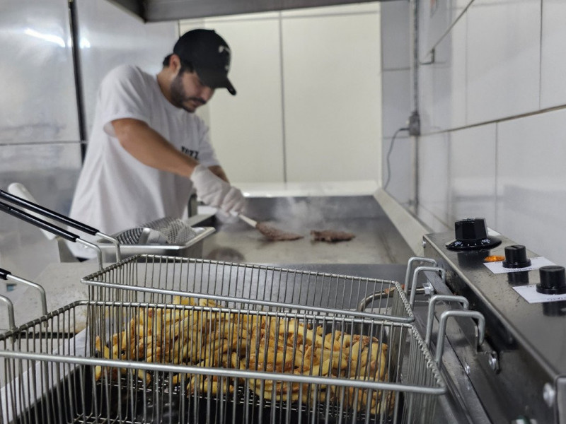 A unidade fica no bairro auxiliadora num espa&ccedil;o onde operava um restaurante com uma ampla cozinha Foto: DENER PEDRO/ESPECIAL/JC