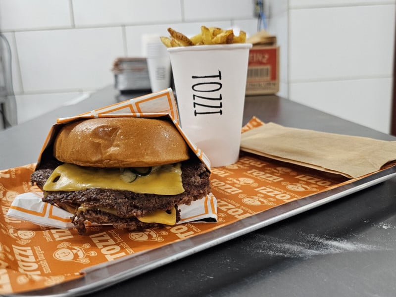 O smash clássico duplo é o carro-chefe da casa, com 180 gramas de carne Foto: DENER PEDRO/ESPECIAL/JC