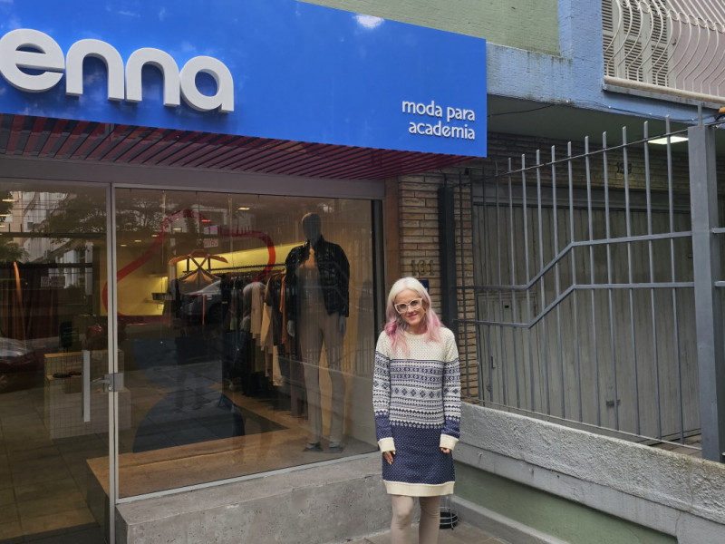 Fernanda Centuri&atilde;o &eacute; a empreendedora &agrave; frente da loja Trenna, opera&ccedil;&atilde;o rec&eacute;m-inaugurada no Bom Fim com foco em roupas fitness<br />Foto: J&uacute;lia Fernandes/Especial/JC