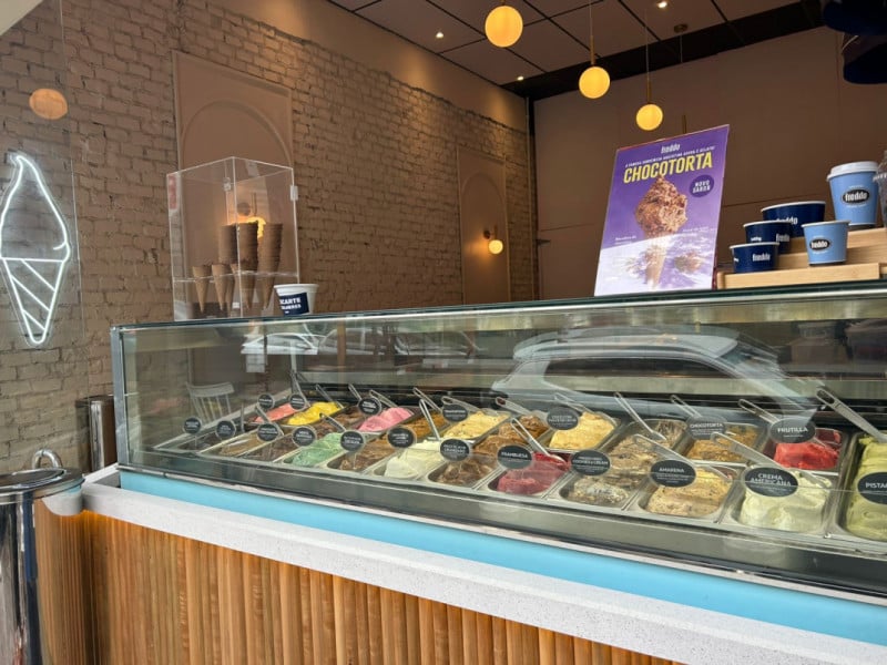O novo ponto da Freddo divide espaço com uma hamburgueria  Foto: BRENO BAUER/JC