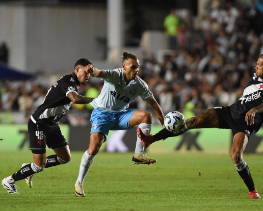 Grêmio sai atrás do placar, mas consegue reagir e fica no empate com o Vasco pelo Brasileirão