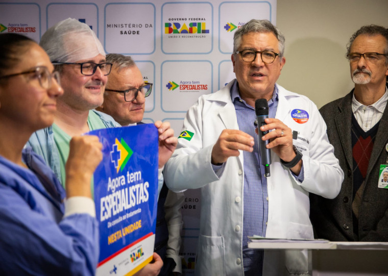 Durante a visita, Padilha também participou do ato simbólico de assinatura do início das obras de reforma da cozinha e do refeitório do hospital 