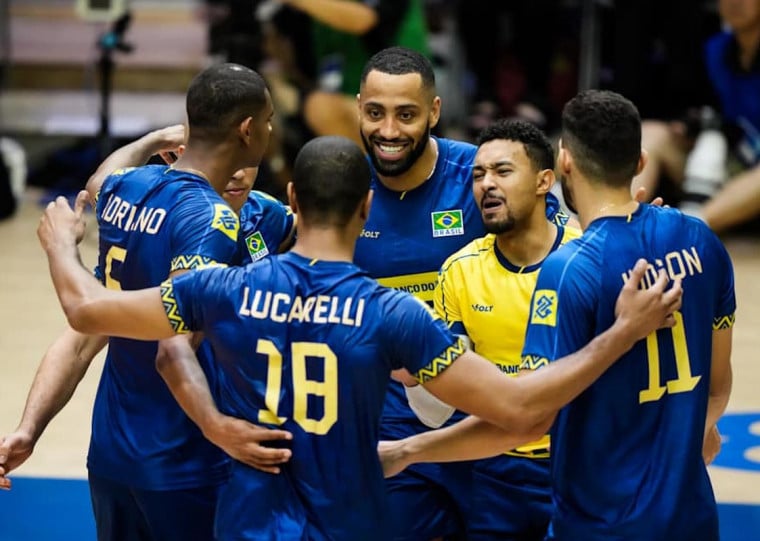 Seleção brasileira se isolou na liderança da competição ao derrotar a Turquia neste sábado (19)