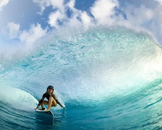 Menina de 12 anos brilha e será a mais jovem em uma etapa do Mundial de Surfe