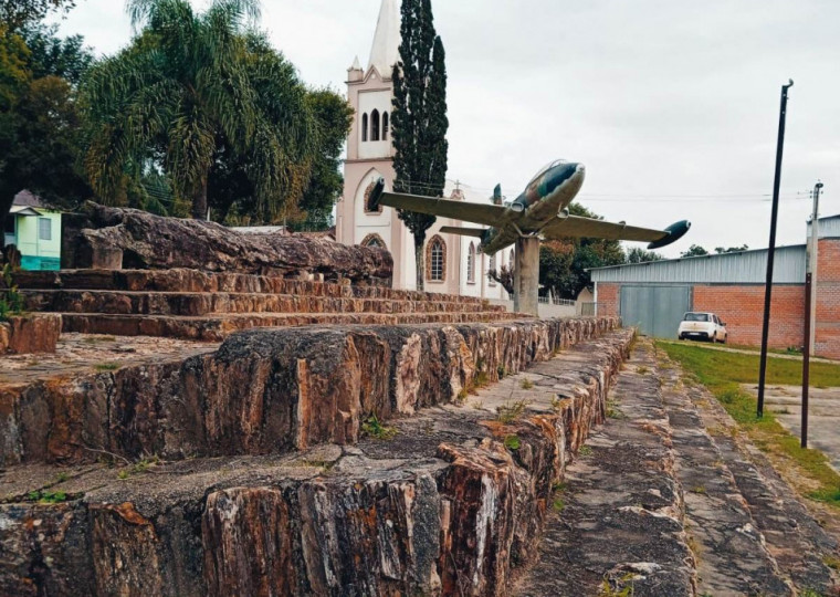 Em Mata, praça conta com troncos petrificados e atrai turistas