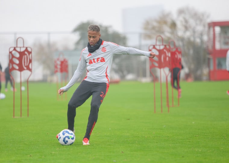 De contrato novo, Vitinho retorna do DM e aumenta opções de Roger