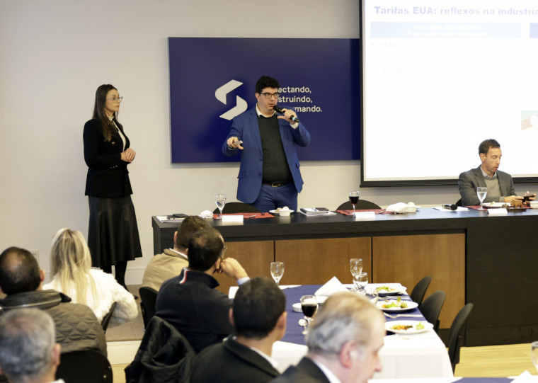 Em reunião promovida pelo Sinduscon, foi discutido cenário brasileiro diante do tarifaço  