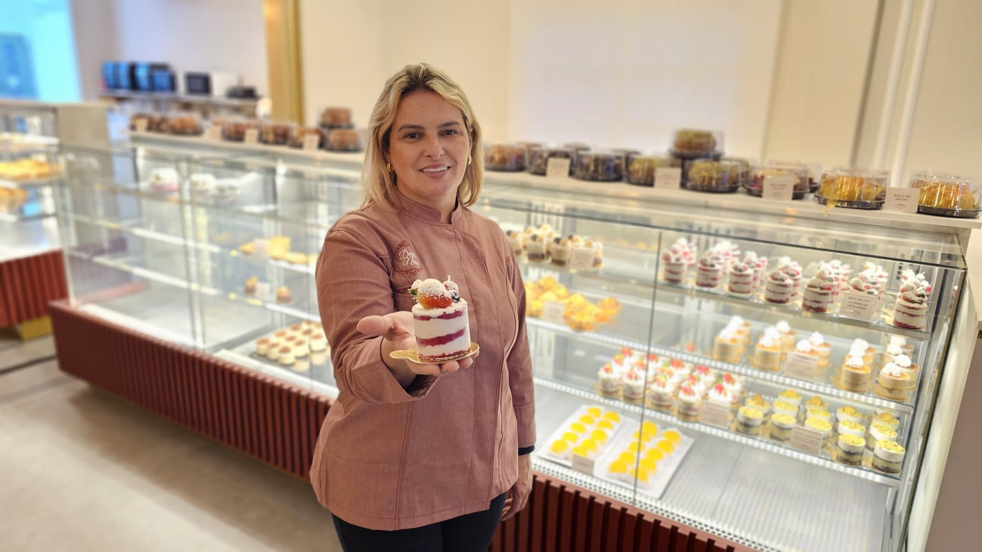 Janaina Gonzales est&aacute; &agrave; frente da Confeitaria Dona Nina | NATHAN LEMOS/JC