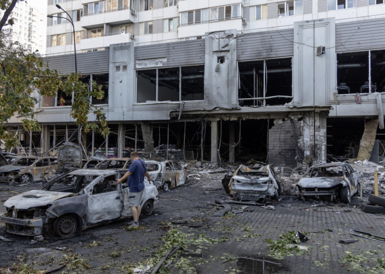 Enquanto isso, os países seguem trocando ataques aéreos severos

