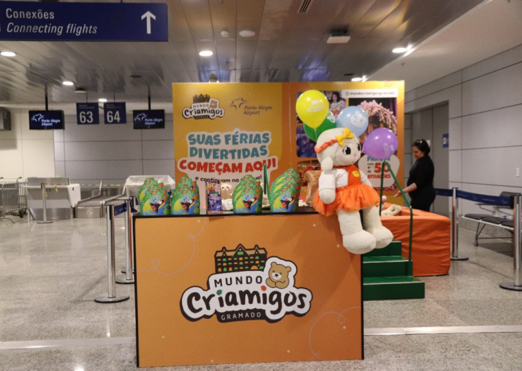 Criamigos e Fraport Brasil montaram piscina de ursos de pelúcia no desembarque do Aeroporto de Porto Alegre