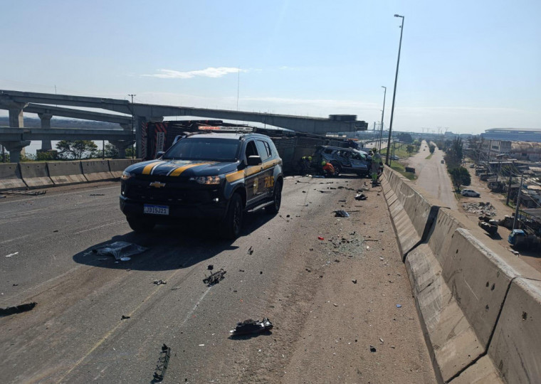 Um dos carros que estavam sendo transportados se desprendeu da carreta e caiu da ponte, atingindo a Rua Voluntários da Pátria