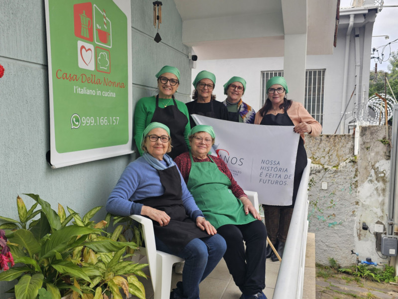 Rosária Anele (em pé à esquerda) é a empreendedora à frente da Casa Della Nonna Foto: SARAH OLIVEIRA/ESPECIAL/JC