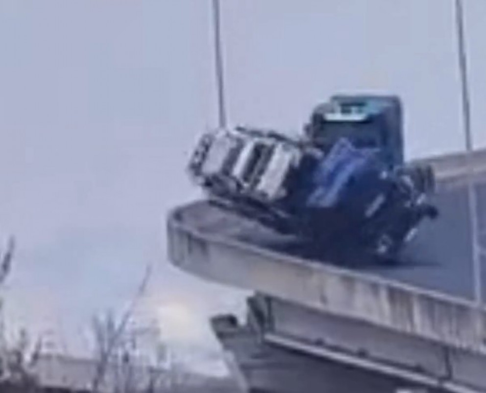 Caminh&atilde;o cegonha carregava picapes e tombou ao fazer a curva | Reprodu&ccedil;&atilde;o/JC