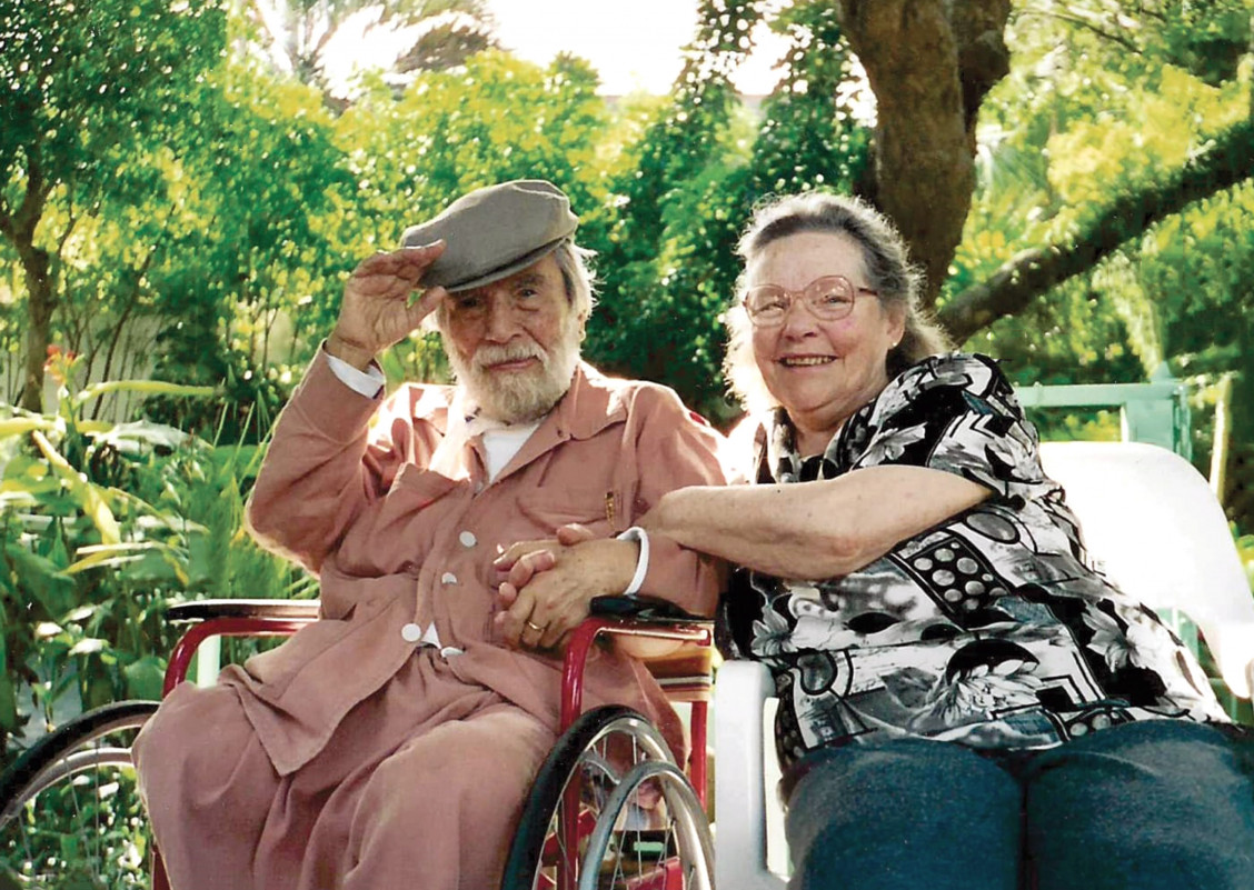 Alberto do Canto (em 2004, ao lado da esposa Elvira) seguiu compondo novas canções enquanto a saúde permitiu | ACERVO MARGARIDA DO CANTO/REPRODUÇÃO/JC