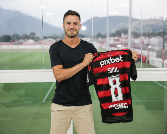 Com referência à série de TV, Flamengo oficializa volante espanhol Saúl Ñíguez