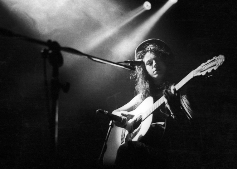 Mostra reúne fotos históricas e vídeos da cena musical capturados por Fernanda Chemale