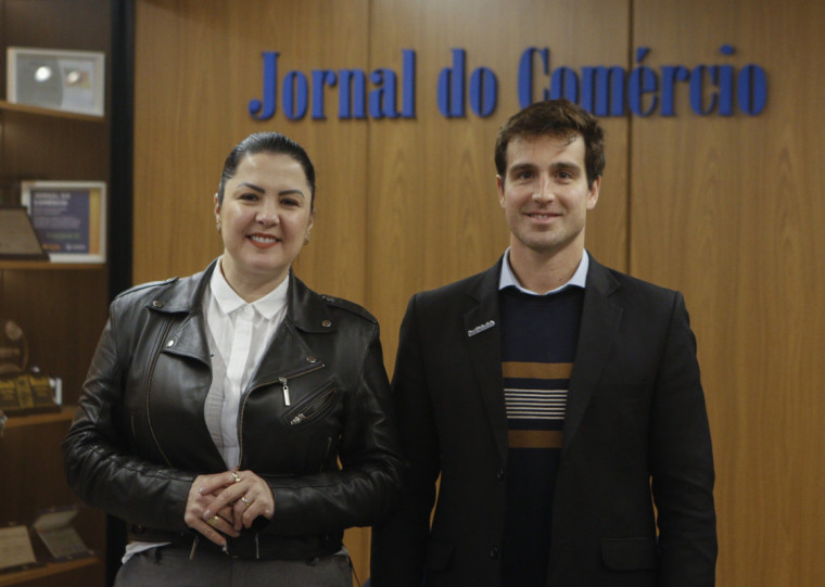 Presidente da Famurs, Adriane Perin de Oliveira foi recebida no Jornal do Comércio pelo diretor-presidente do JC, Giovanni Jarros Tumelero