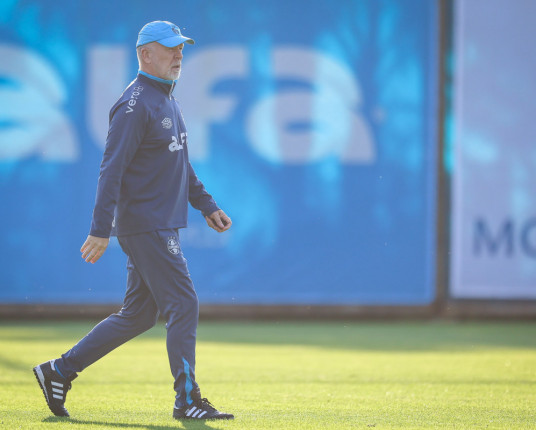 Com Mano Menezes a perigo, Grêmio enfrenta o Palmeiras pelo Brasileirão