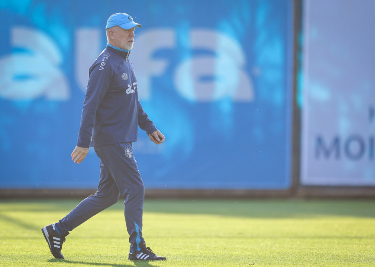 Técnico gremista deve preparar equipe com poder no meio-campo