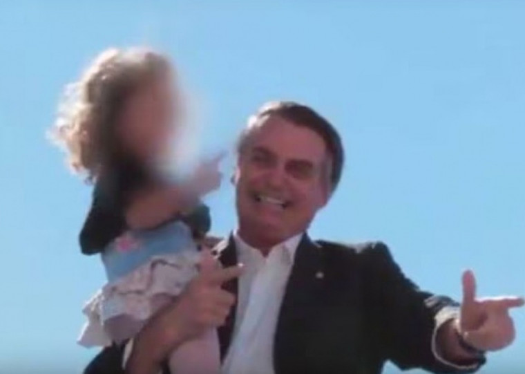 Ministério Público afirmou que ex-presidente incitou crianças a realizarem gestos de arma durante visita ao Planalto durante campanha