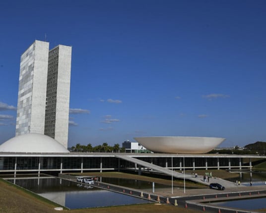 Aumento da licença-paternidade será tema no Congresso após recesso