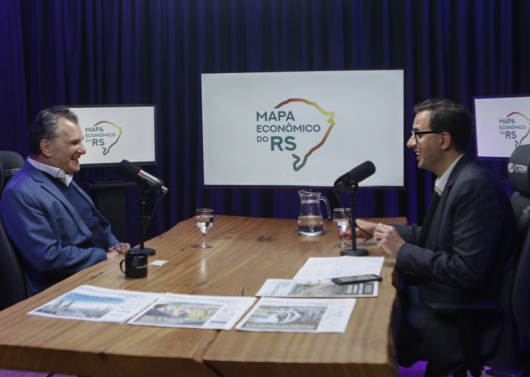 Editor-chefe do JC, Guilherme Kolling (d) entrevista convidados no programa; primeira temporada tem 10 episódios