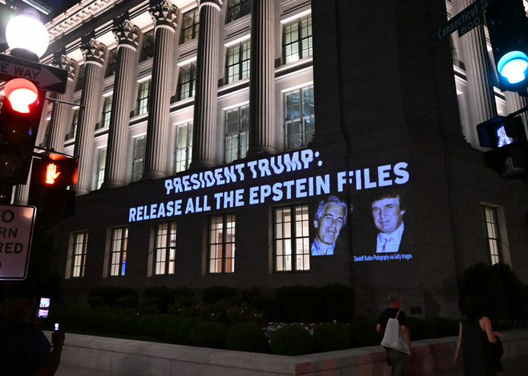 Os apoiadores de Trump não ficaram contentes com anúncio do Departamento de Justiça e passaram a cobrar promessas de transparência