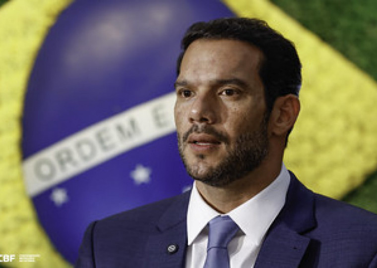 Samir Xaud, assinou na sexta-feira (25) o documento que consolida a composição do grupo de trabalho