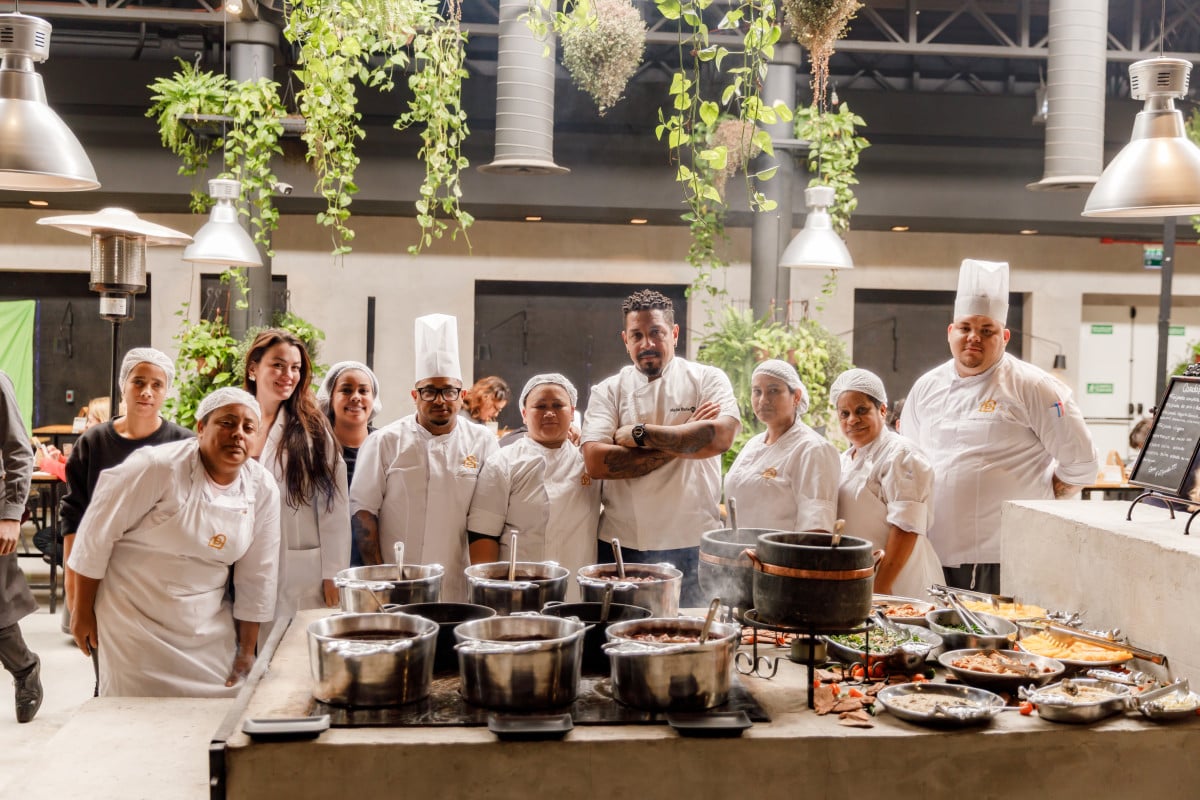 Equipe da Feijoada do 4º Distrito | GUILHERME FLORES/DIVULGAÇÃO/JC