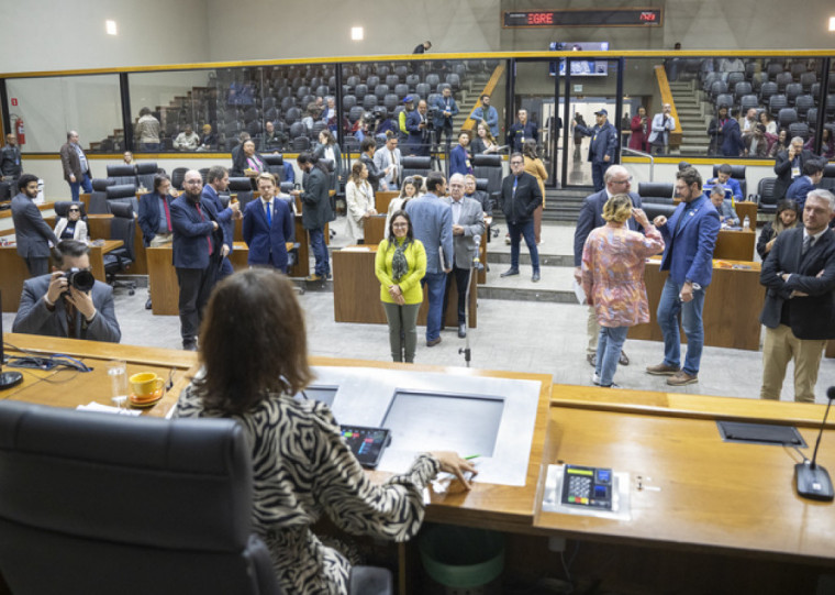 Representações externas, assim como licenças saúde e luto, não geram nenhum tipo de redução no salário do parlamentar