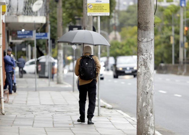 A segunda-feira terá períodos de chuva alternados com tempo seco
