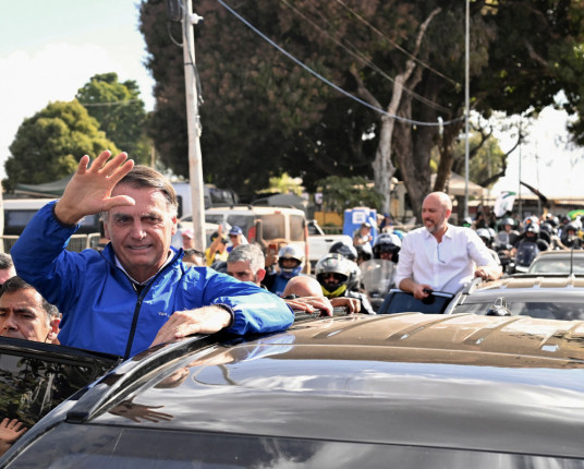 Bolsonaro puxa motociata em carro de som, mas não discursa