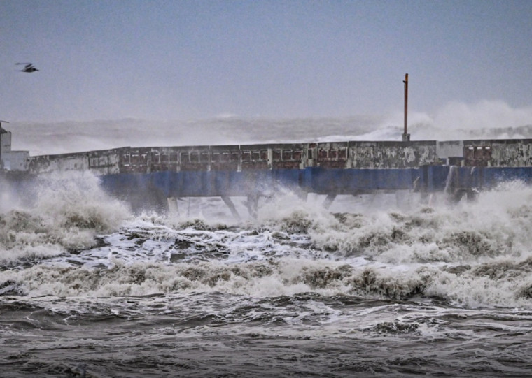 Interditada desde 2021, estrutura sofreu com mais uma queda em virtude das ondas fortes em Xangri-lá