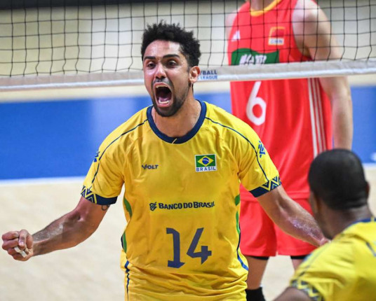 Brasil se livra de sufoco da China e vai à semi da Liga das Nações de vôlei