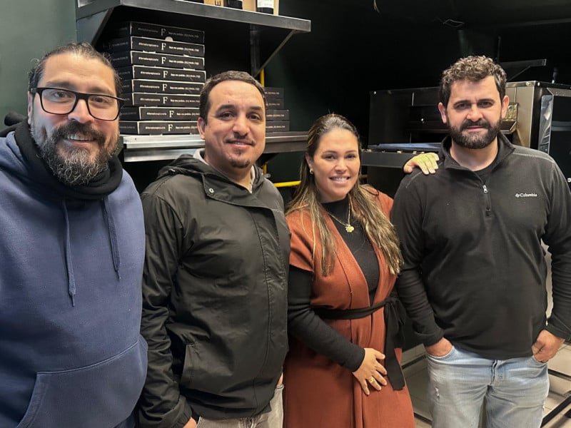Frederico Oviedo e Jefferson Oliveira, ex-funcion&aacute;rios da Leiteria, juntaram-se &agrave; Fernanda Carpenedo Gabriel e Tiago Leite como s&oacute;cios na Ferradura Pizzaria  Foto: FERRADURA/DIVULGA&Ccedil;&Atilde;O/JC 