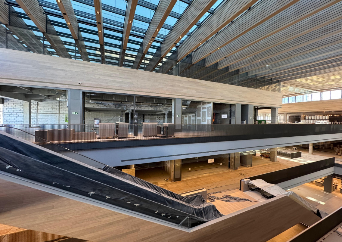 Shopping tem acabamentos de alto padr&atilde;o, com muita madeira em detalhes | MINUTO VAREJO/JC