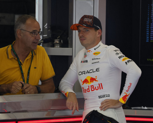 Max Verstappen enterra rumores e confirma permanência na Red Bull para 2026