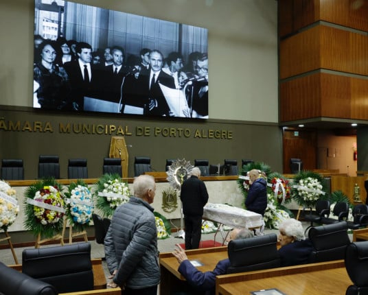 Velório de Guilherme Socias Villela é marcado por homenagens e carinho